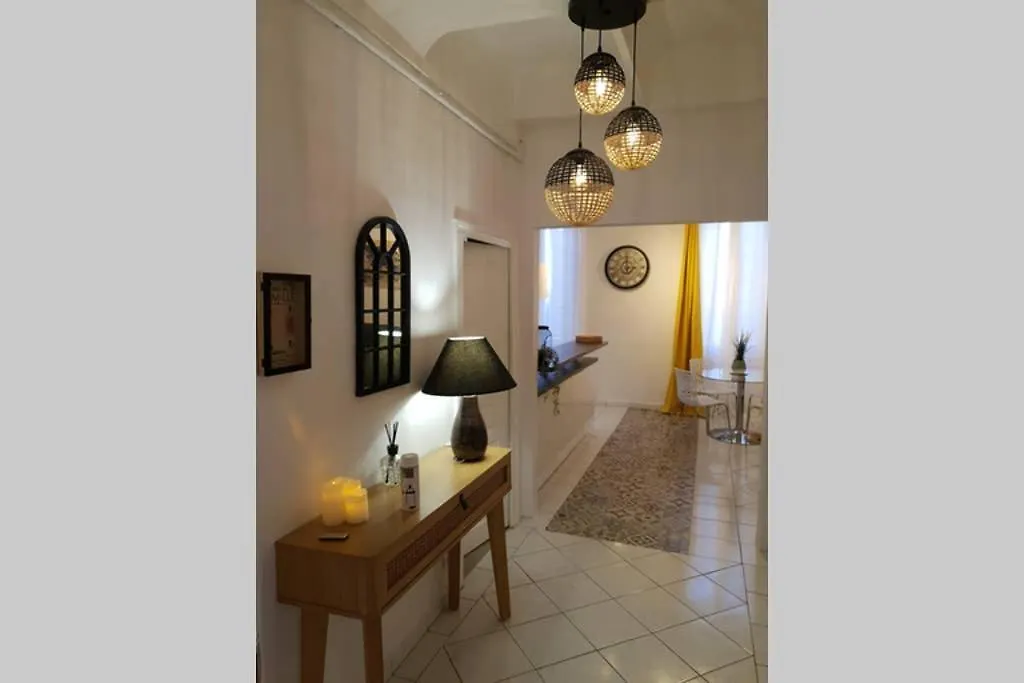 Appartement LHaussmannien Charme absolu à Hyères 0*,
